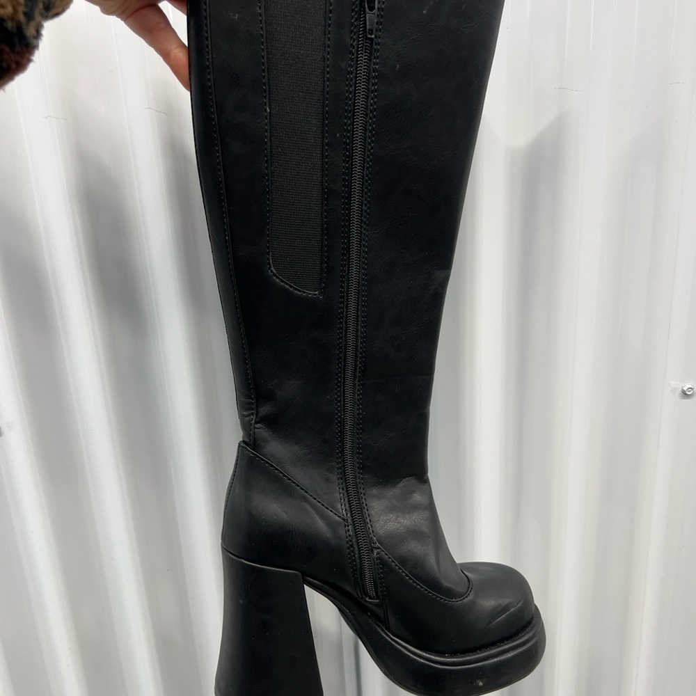 Sugar Thrillz - Black Floral Knee-High Women's Boots size 7 - deadstock - Picture 2 of 8